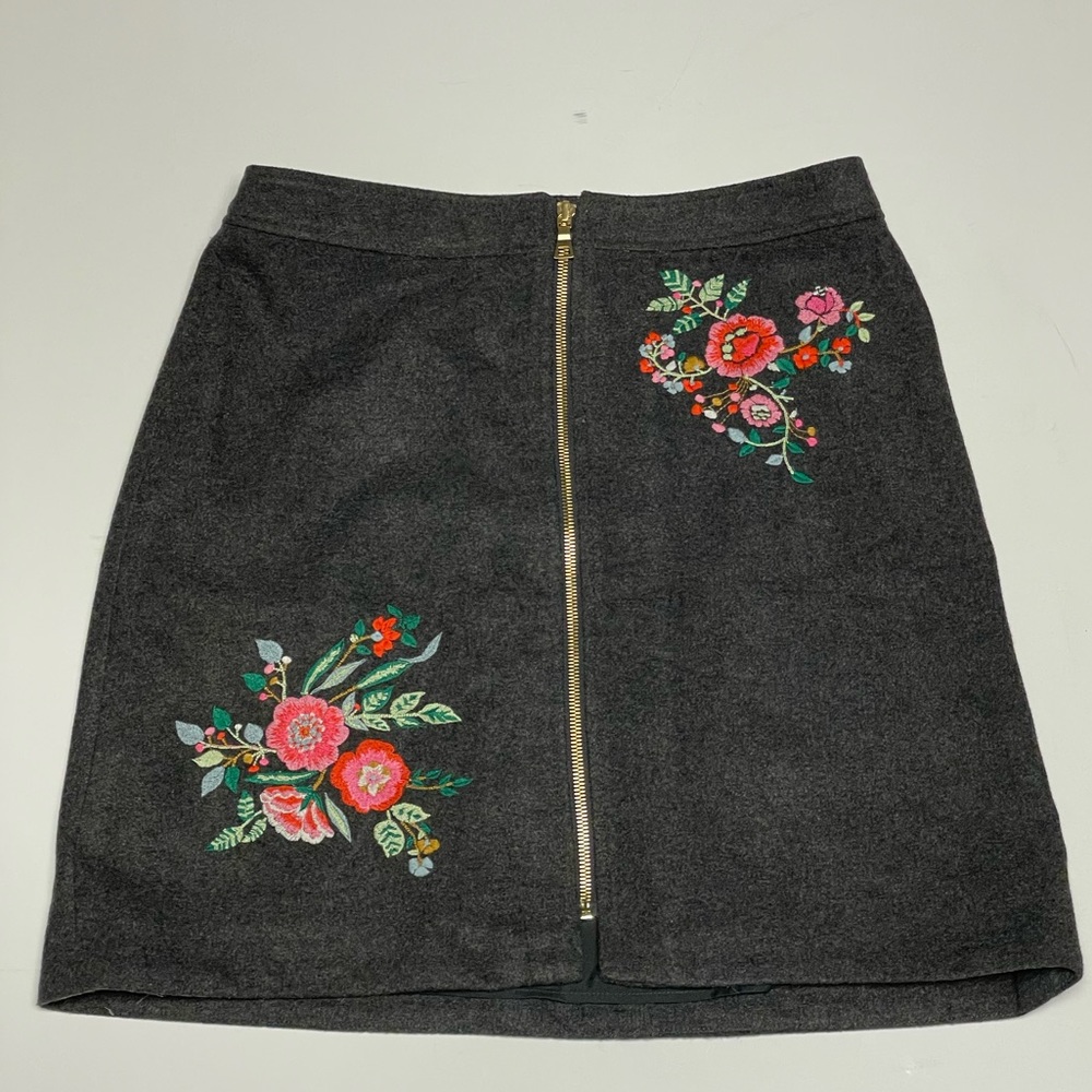 LOFT SKIRT SZ 6 Floral embroidered, gray wool/polyester front zipper very soft